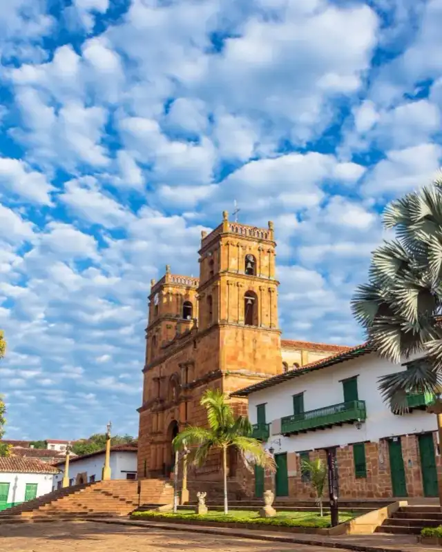Torres de piedra de la catedral de Barichara bajo un cielo de nubes pequeñas